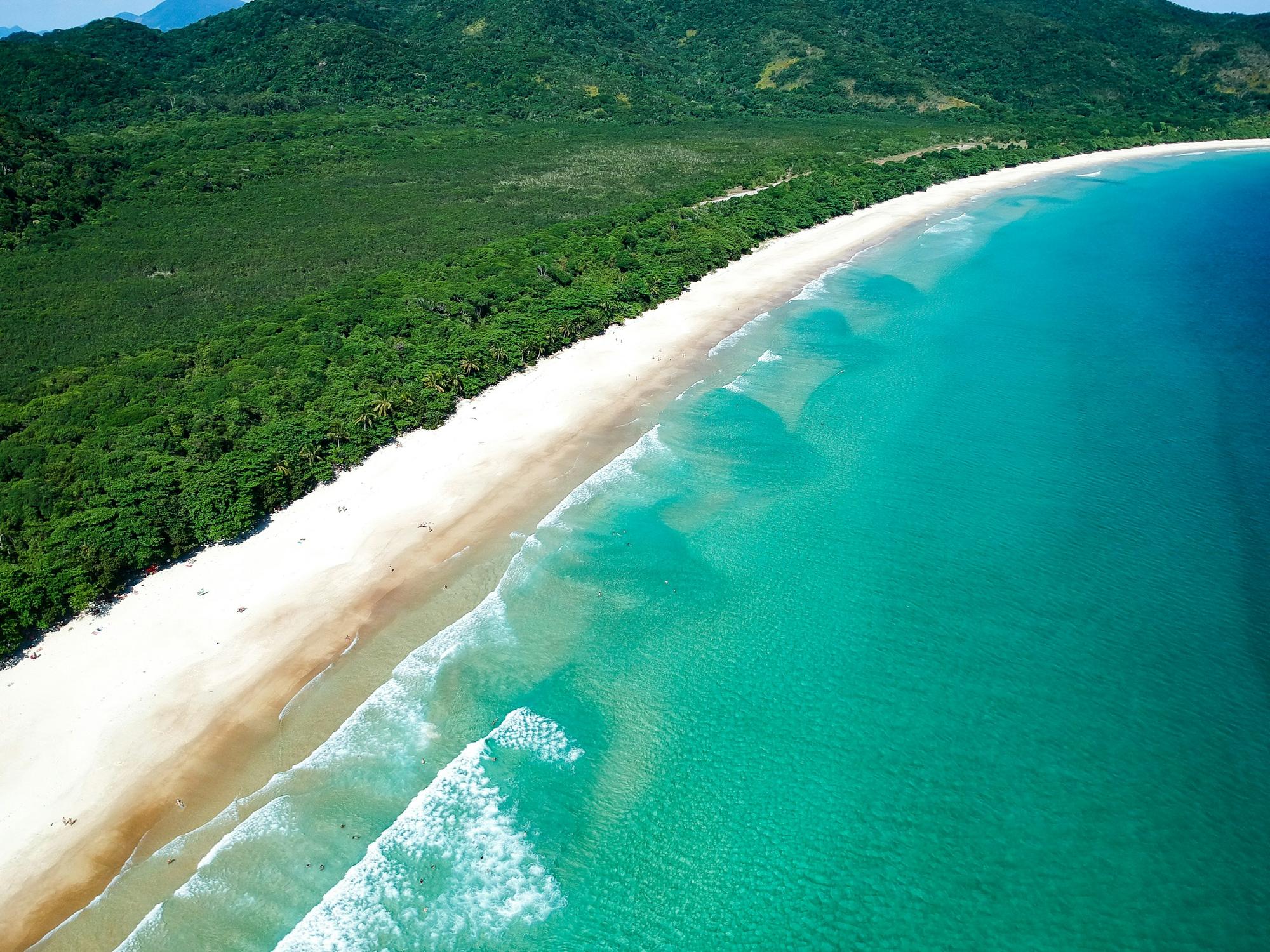 Vista aérea de una playa de arena blanca y agua turquesa en Ilha Grande